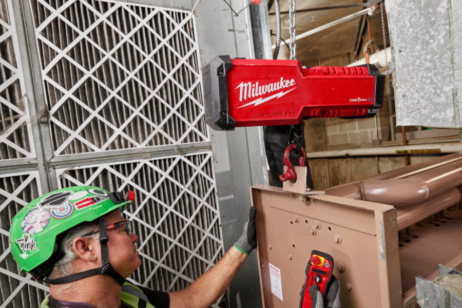 Le palan à chaîne à batterie Milwaukee 2983-22HD: La révolution du levage sur le chantier!